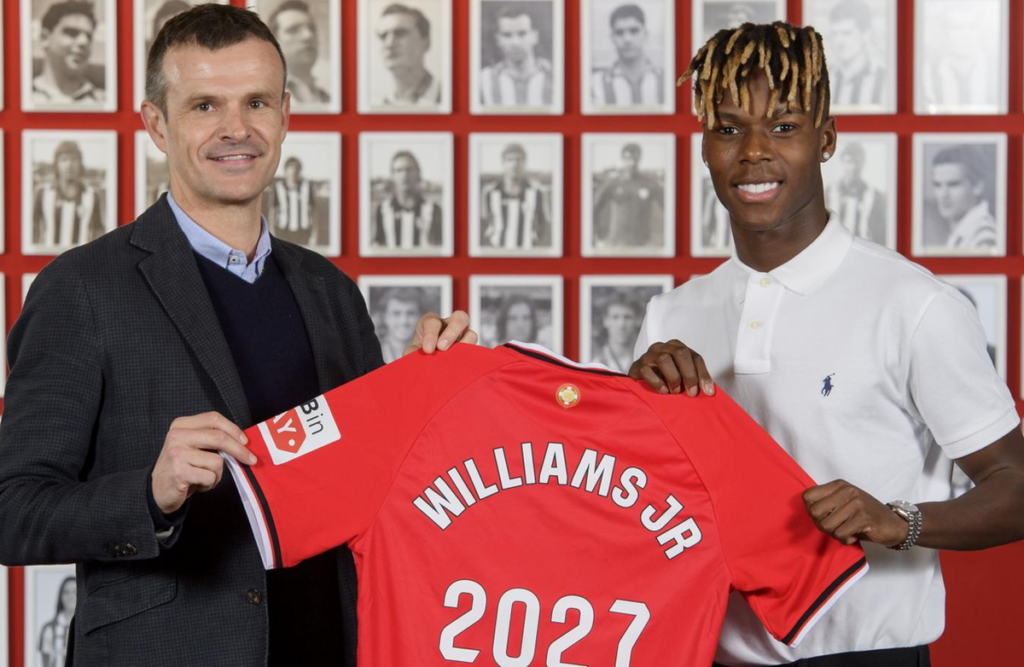 nico-williams-posa-tras-renovar-su-contrato-con-el-athletic--athletic